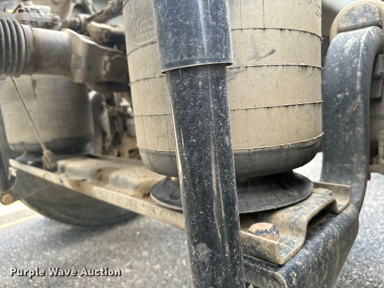 image for item EG9851 2015 Mack CHU613 semi truck