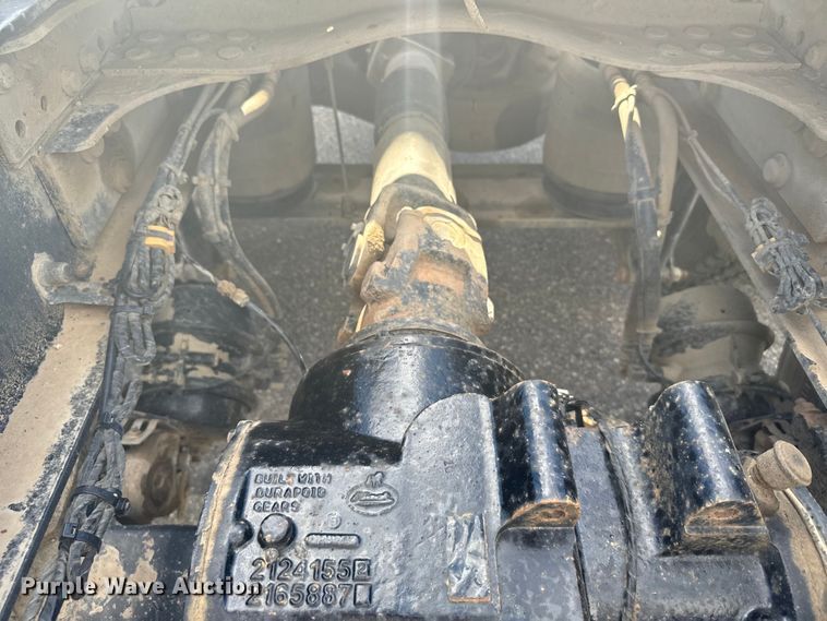 image for item EG9851 2015 Mack CHU613 semi truck