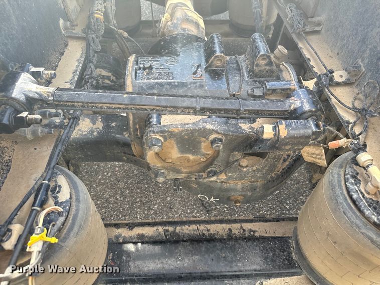 image for item EG9851 2015 Mack CHU613 semi truck