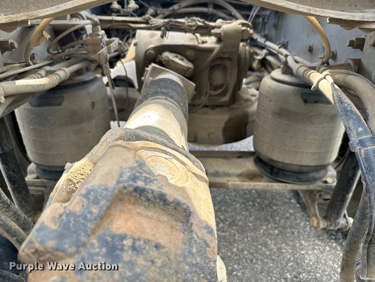 image for item EG9851 2015 Mack CHU613 semi truck