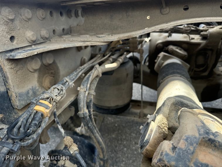 image for item EG9851 2015 Mack CHU613 semi truck