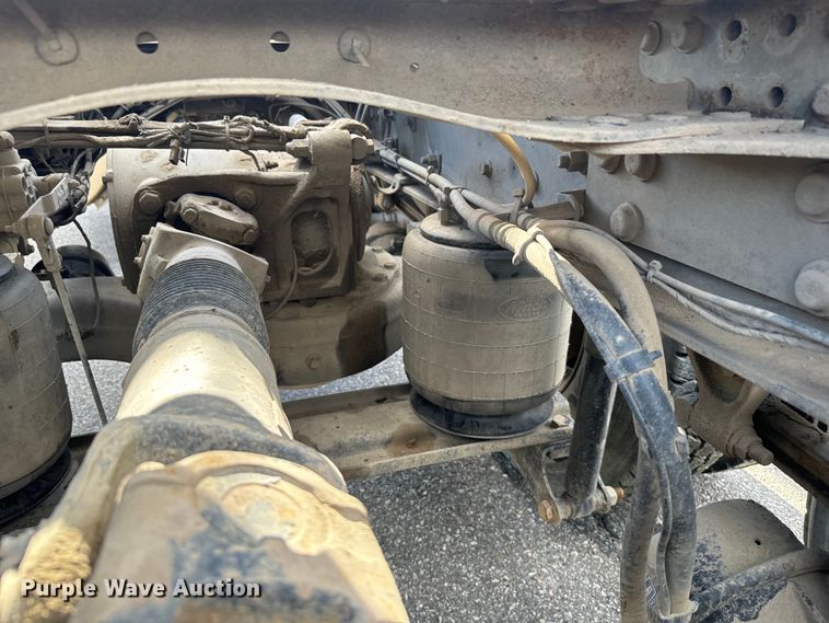 image for item EG9851 2015 Mack CHU613 semi truck