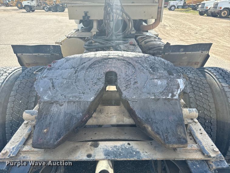 image for item EG9851 2015 Mack CHU613 semi truck