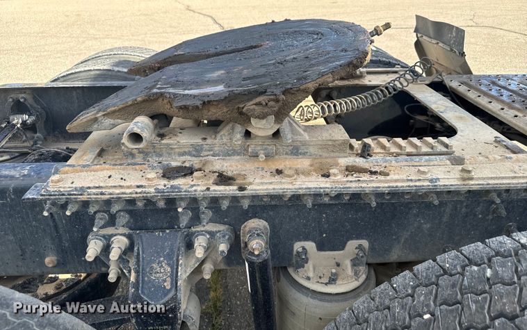 image for item EG9851 2015 Mack CHU613 semi truck