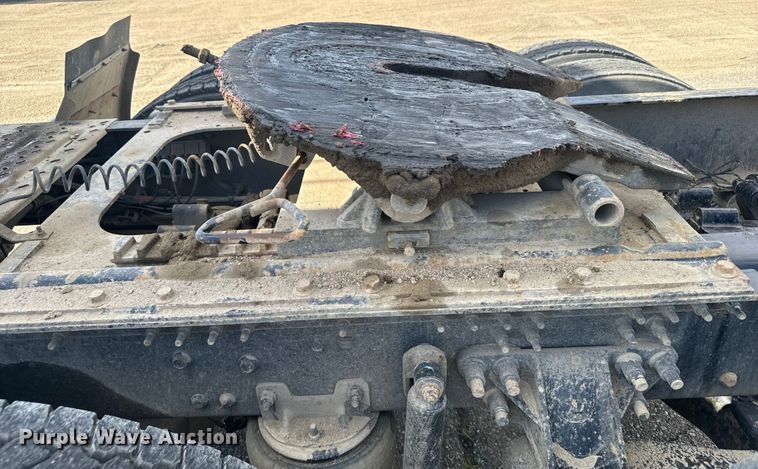 image for item EG9851 2015 Mack CHU613 semi truck