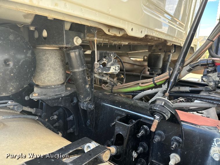 image for item EG9851 2015 Mack CHU613 semi truck