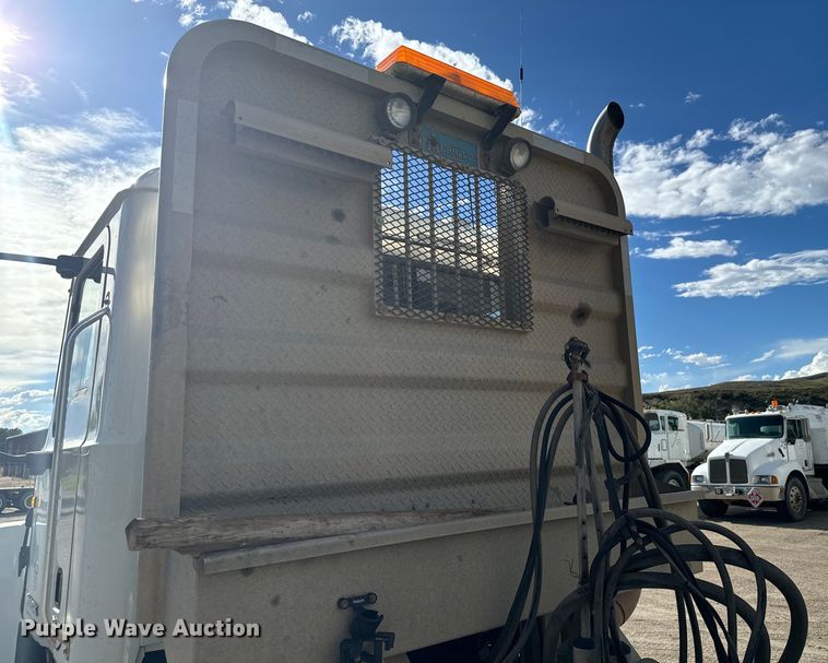 image for item EG9851 2015 Mack CHU613 semi truck