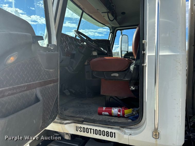 image for item EG9851 2015 Mack CHU613 semi truck