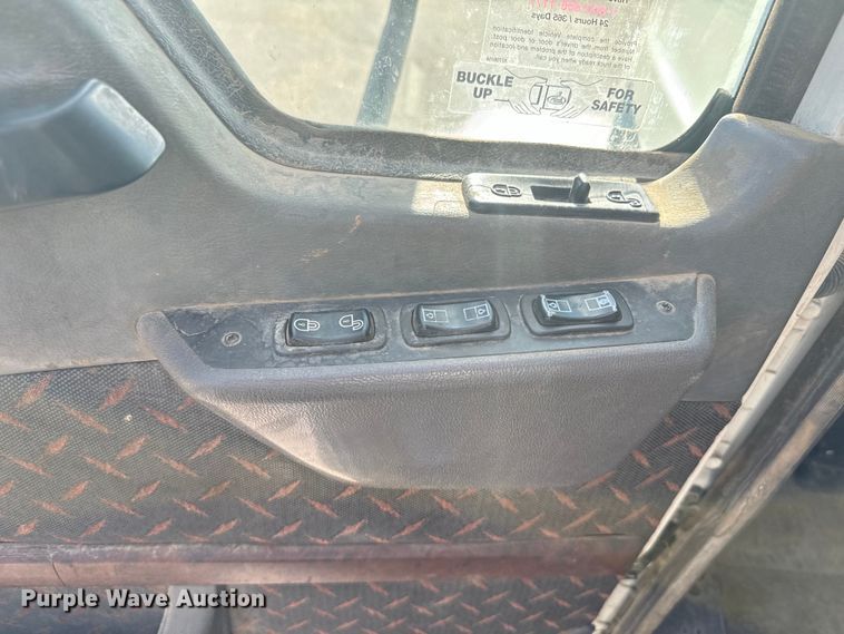 image for item EG9851 2015 Mack CHU613 semi truck