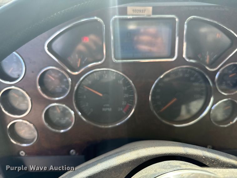 image for item EG9851 2015 Mack CHU613 semi truck