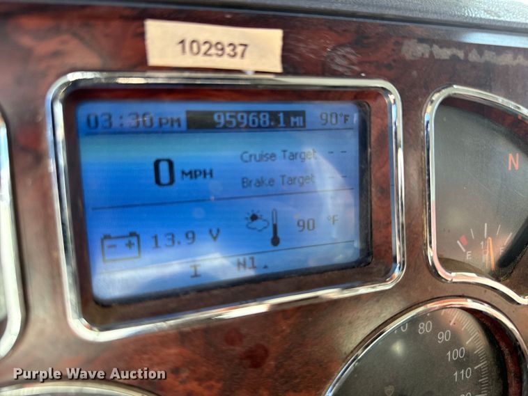 image for item EG9851 2015 Mack CHU613 semi truck