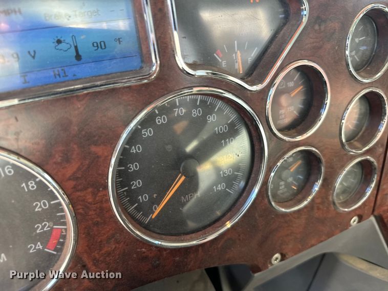 image for item EG9851 2015 Mack CHU613 semi truck