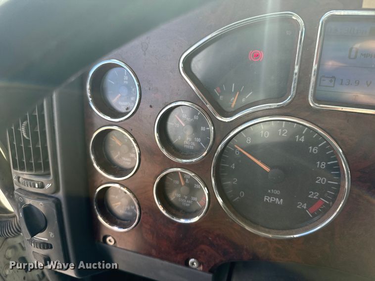 image for item EG9851 2015 Mack CHU613 semi truck