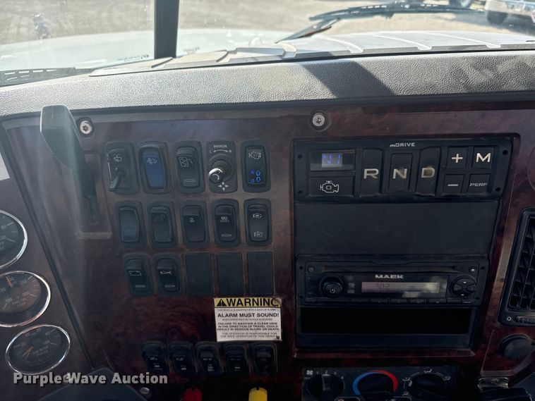 image for item EG9851 2015 Mack CHU613 semi truck