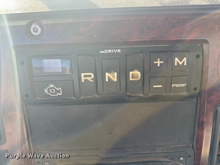 image for item EG9851 2015 Mack CHU613 semi truck