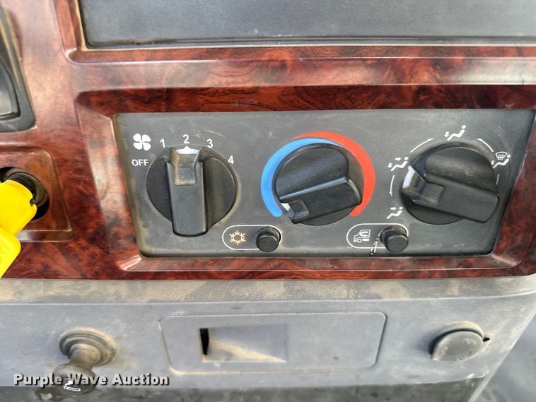 image for item EG9851 2015 Mack CHU613 semi truck