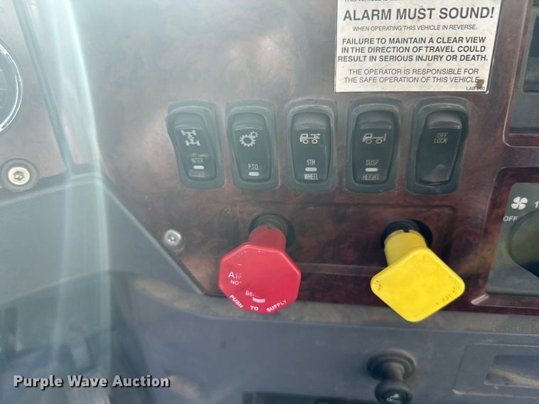 image for item EG9851 2015 Mack CHU613 semi truck