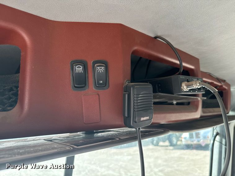 image for item EG9851 2015 Mack CHU613 semi truck