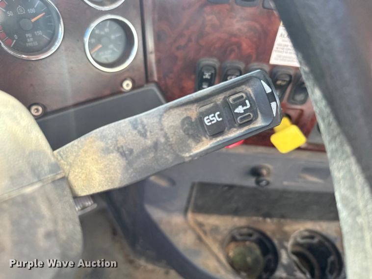 image for item EG9851 2015 Mack CHU613 semi truck