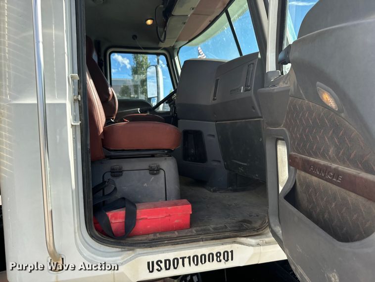 image for item EG9851 2015 Mack CHU613 semi truck