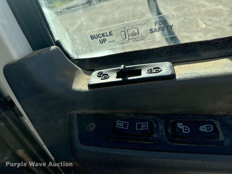 image for item EG9851 2015 Mack CHU613 semi truck