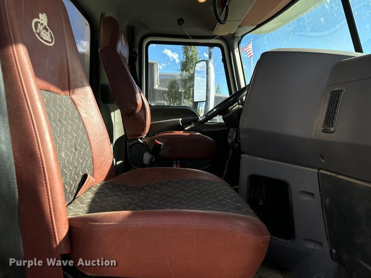 image for item EG9851 2015 Mack CHU613 semi truck