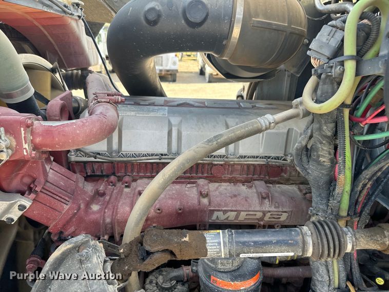 image for item EG9851 2015 Mack CHU613 semi truck