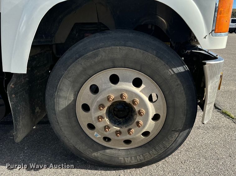 image for item EG9851 2015 Mack CHU613 semi truck