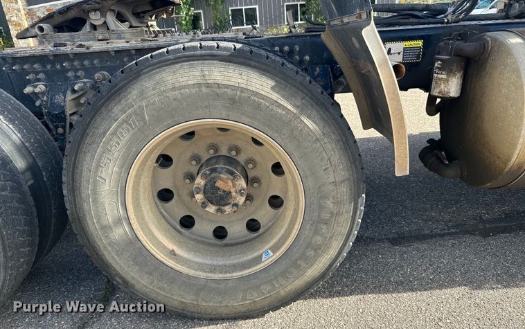 image for item EG9851 2015 Mack CHU613 semi truck