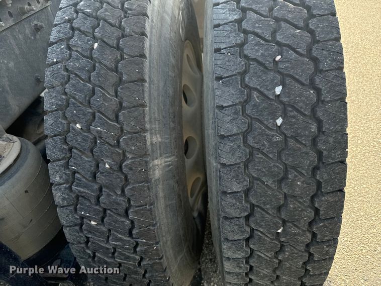 image for item EG9851 2015 Mack CHU613 semi truck