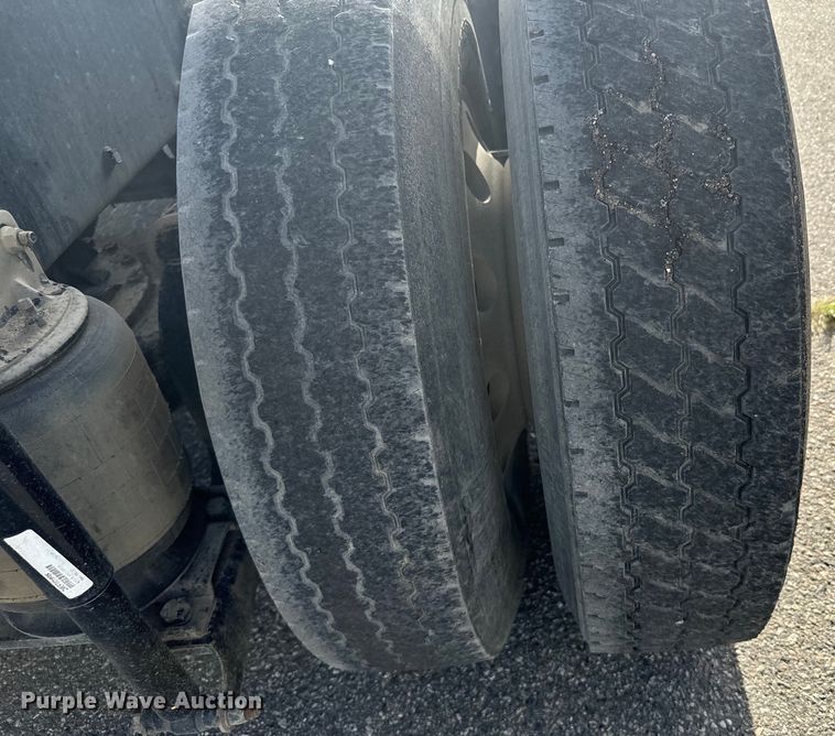 image for item EG9851 2015 Mack CHU613 semi truck