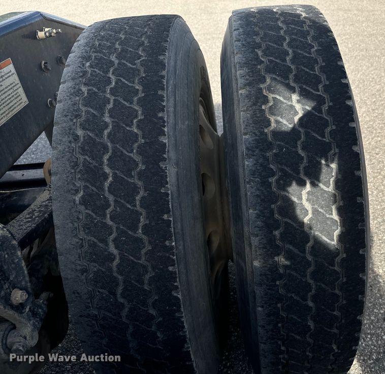 image for item EG9851 2015 Mack CHU613 semi truck