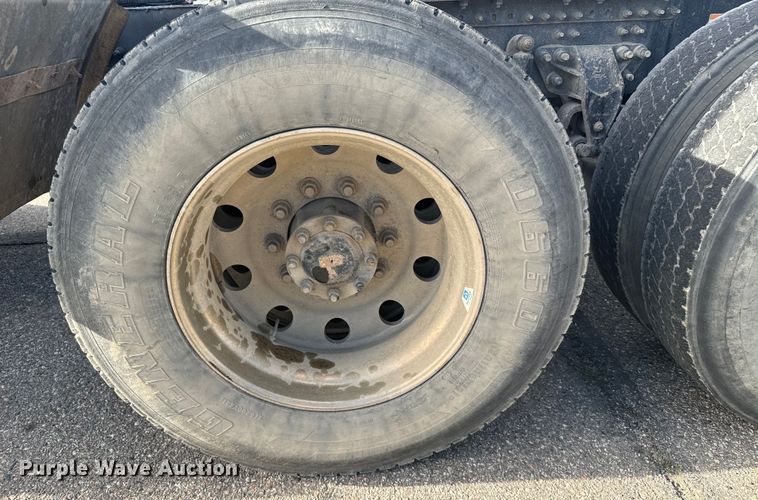 image for item EG9851 2015 Mack CHU613 semi truck