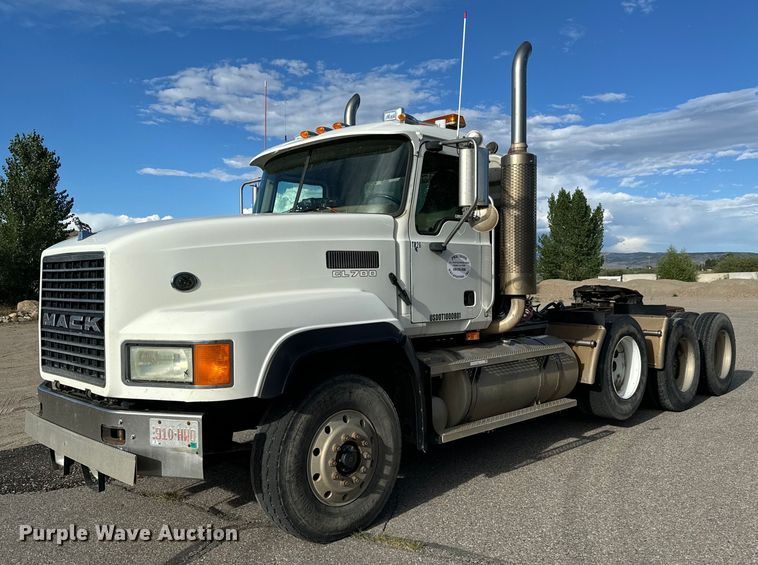 image for item EG9852 2006 Mack CL733 semi truck