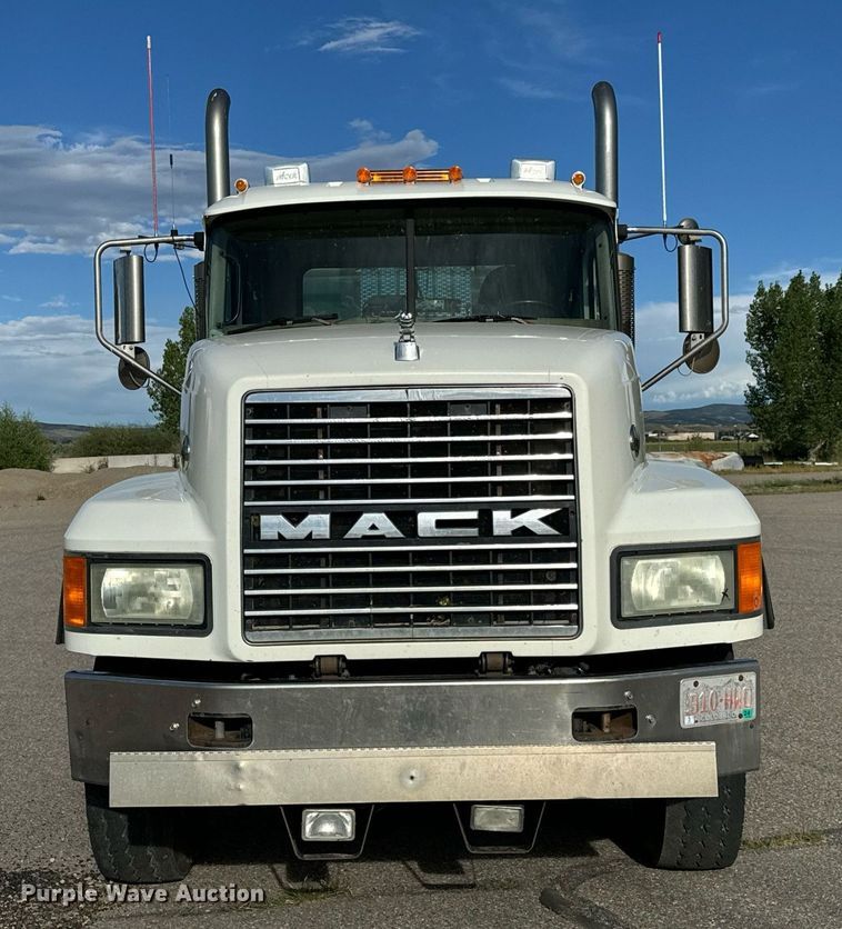 image for item EG9852 2006 Mack CL733 semi truck