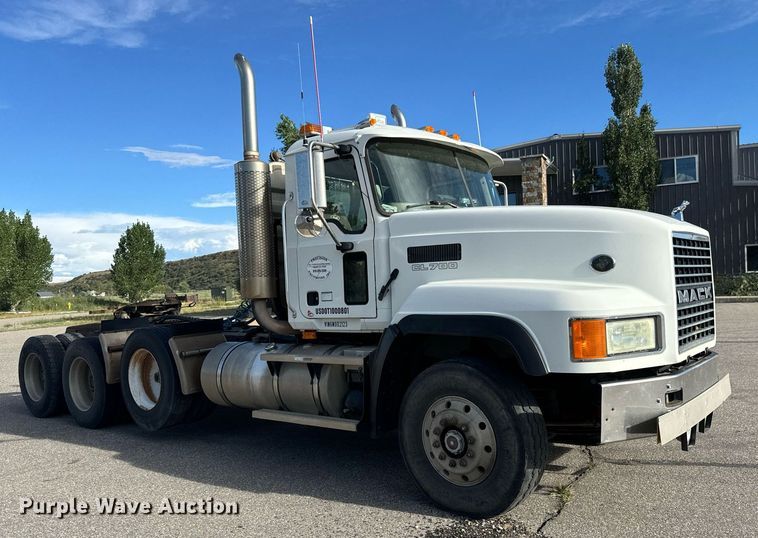 image for item EG9852 2006 Mack CL733 semi truck