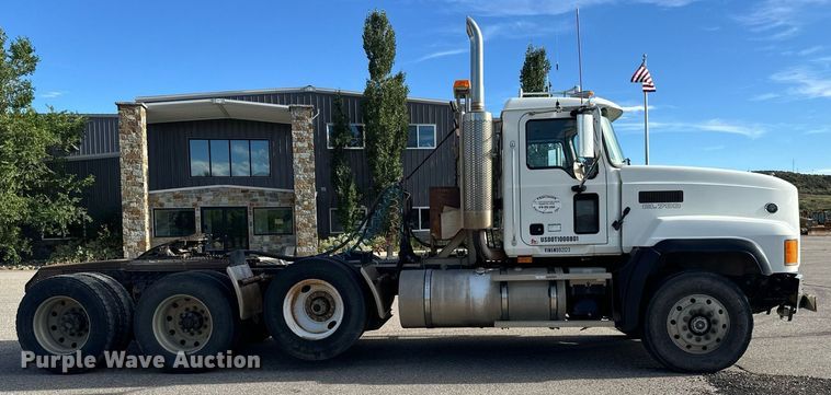 image for item EG9852 2006 Mack CL733 semi truck