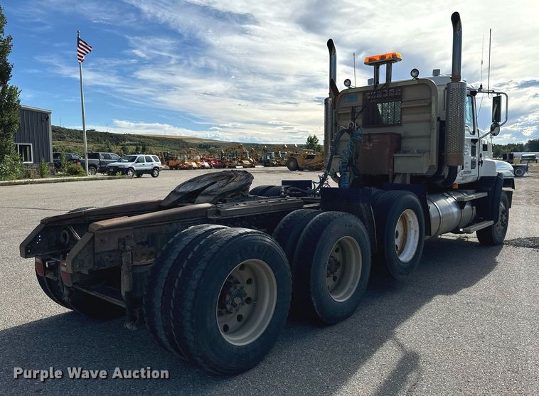 image for item EG9852 2006 Mack CL733 semi truck
