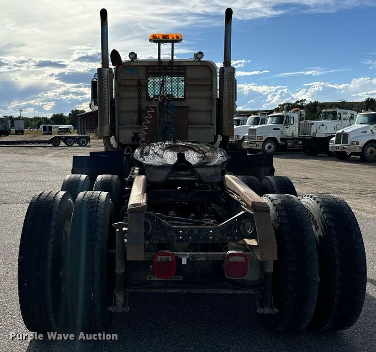 image for item EG9852 2006 Mack CL733 semi truck