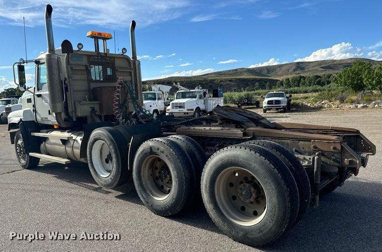 image for item EG9852 2006 Mack CL733 semi truck