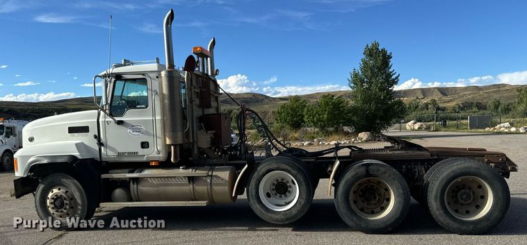image for item EG9852 2006 Mack CL733 semi truck