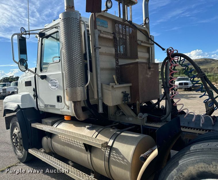 image for item EG9852 2006 Mack CL733 semi truck