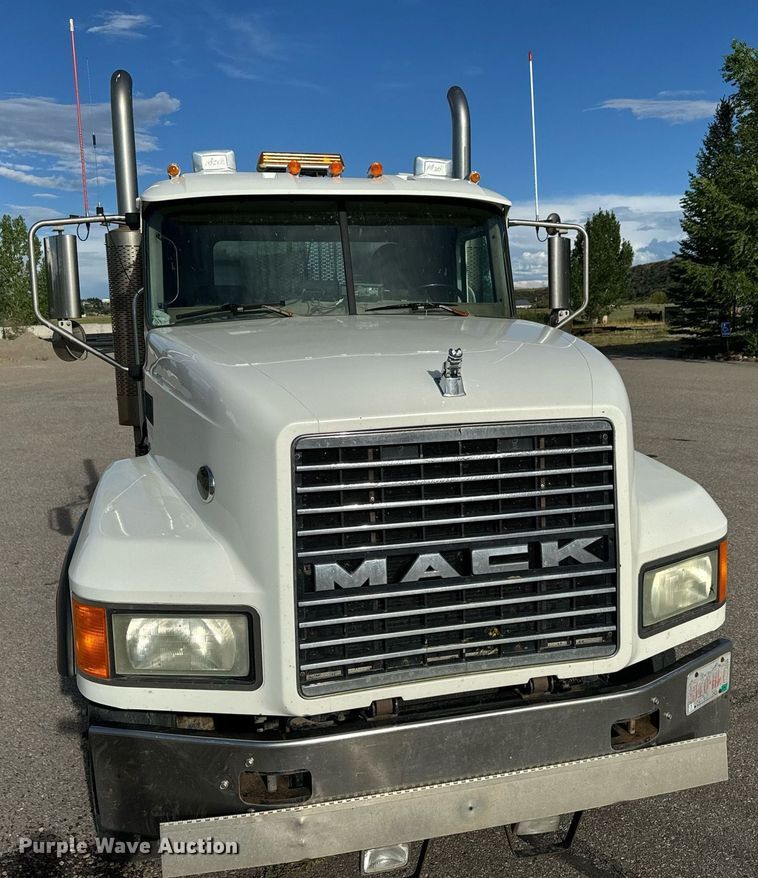 image for item EG9852 2006 Mack CL733 semi truck