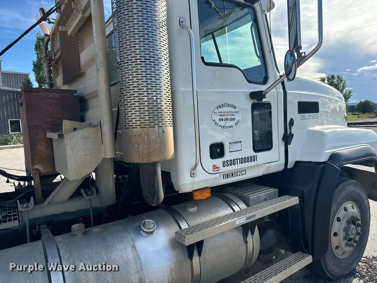 image for item EG9852 2006 Mack CL733 semi truck