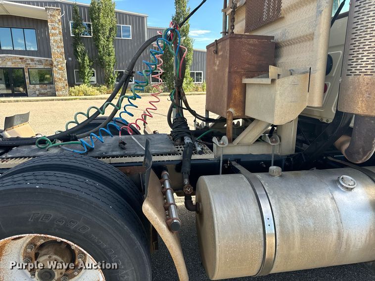 image for item EG9852 2006 Mack CL733 semi truck