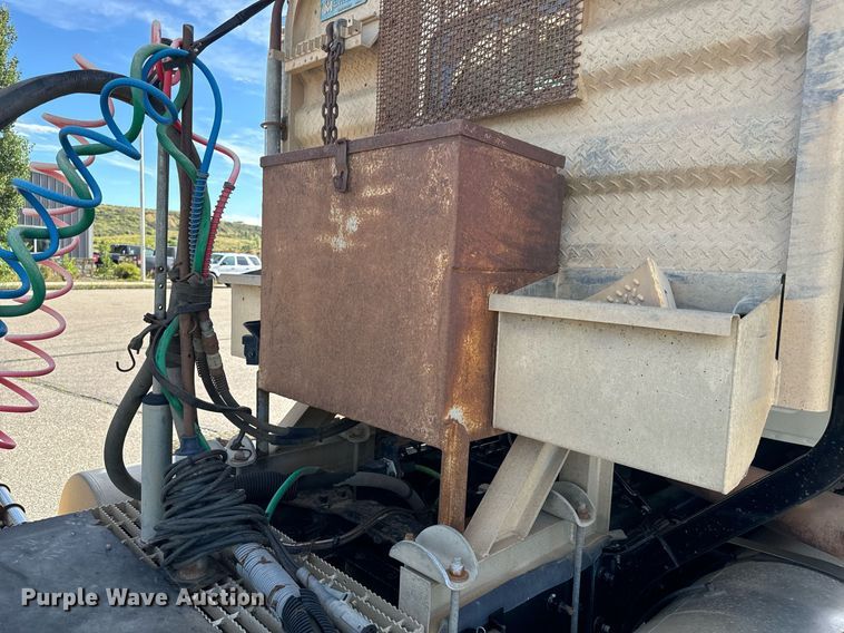 image for item EG9852 2006 Mack CL733 semi truck