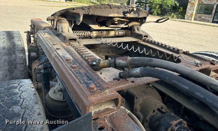 image for item EG9852 2006 Mack CL733 semi truck