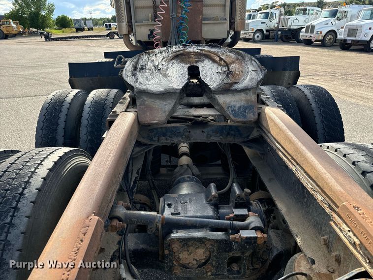 image for item EG9852 2006 Mack CL733 semi truck