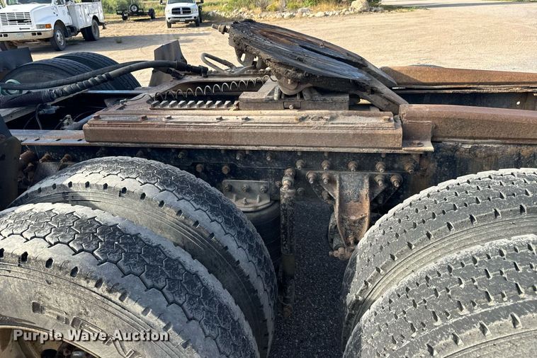 image for item EG9852 2006 Mack CL733 semi truck