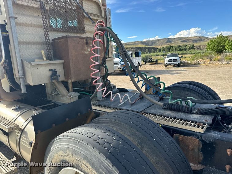 image for item EG9852 2006 Mack CL733 semi truck